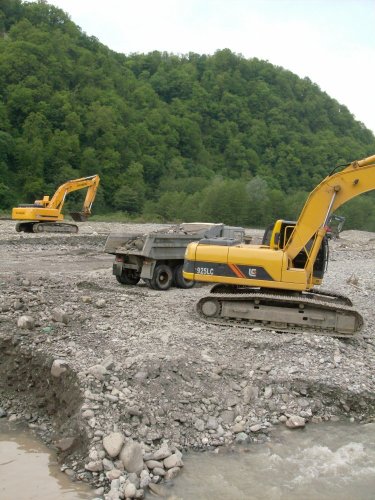 (2009.05.21) Незаконная добыча гравия в русле реки Шахе (г.Сочи)